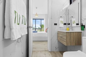 Apartment, 1 Queen-Bett und Schlafsofa, Terrasse, Stadtblick (The Towers F109) | Badezimmer