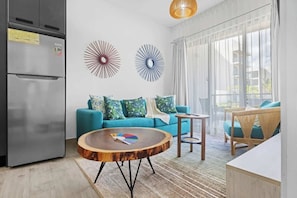 Căn hộ, 1 giường cỡ queen và sofa giường, sân hiên, quang cảnh thành phố (The Towers F109) | Khu phòng khách