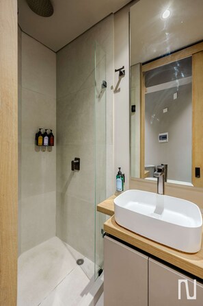 Apartment, 1 Queen Bed, Kitchen, City View (Unique 321) | Bathroom - NOK Modern 1BR Apartment in Unique Mine (Bogotá)