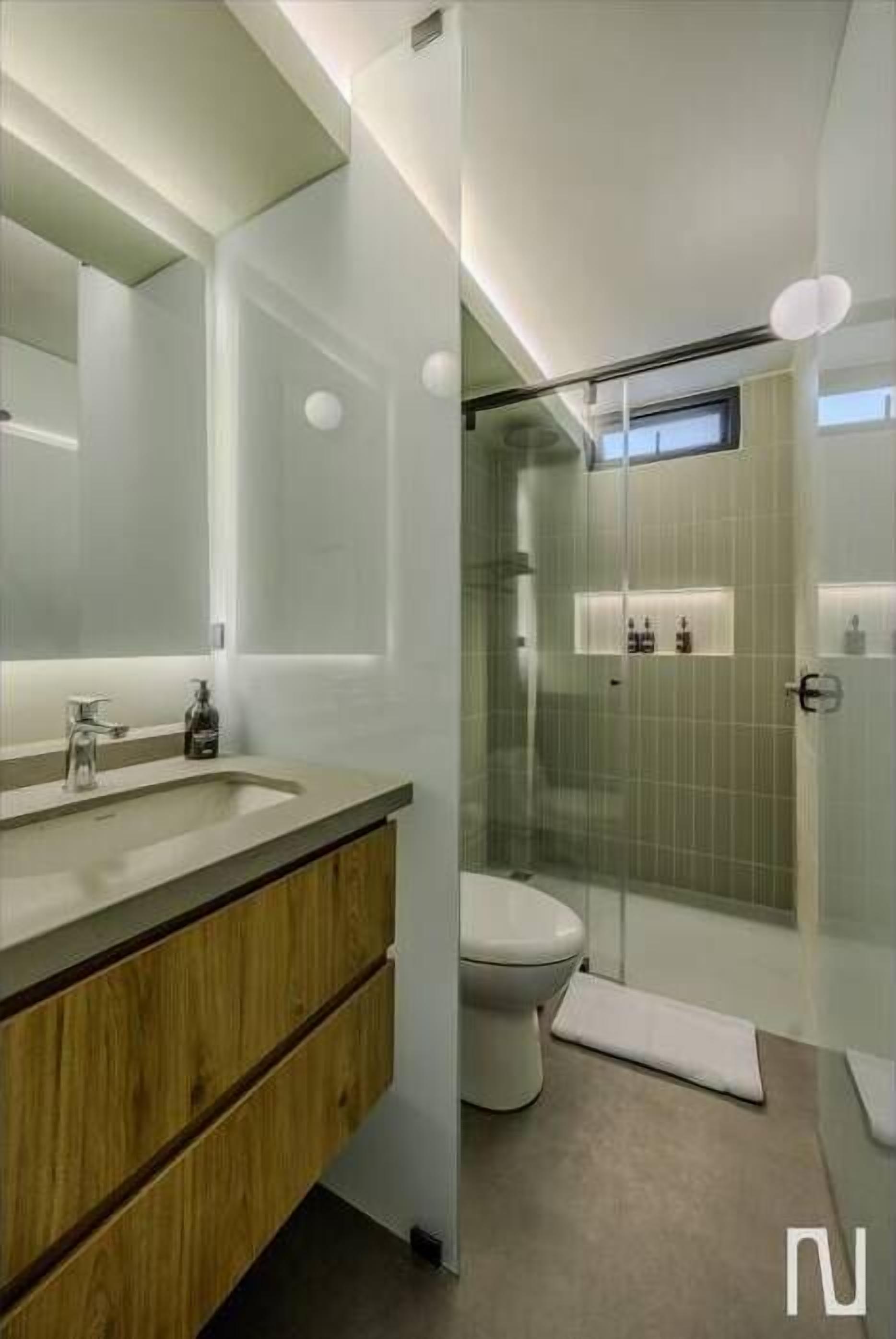Apartment, Mehrere Betten, Terrasse, Stadtblick (Gardens B201 + Sat) | Badezimmer