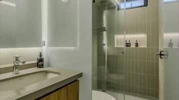 Apartment, Mehrere Betten, Terrasse, Stadtblick (Gardens B201 + Sat) | Badezimmer