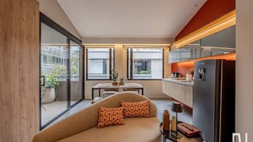 Apartamento, várias camas, varanda, vista para a cidade (Gardens B301 + Sat) | Área de estar