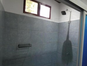 Shower, towels, toilet paper - Cabañas Paolone Popoyo 1, air conditioning, pool (Tola)