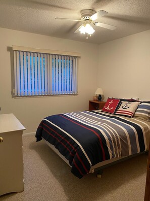 4 bedrooms, iron/ironing board, WiFi, bed sheets