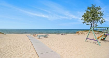The Wright Oasis: Beautiful 4 BR, 3 BA Pentwater home in Duna Vista Association!