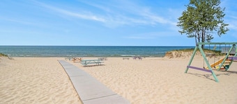 The Wright Oasis: Beautiful 4 BR, 3 BA Pentwater home in Duna Vista Association!
