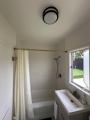 Shower, hair dryer, towels, soap - Hollywood Hills House with Pickle Ball Court & Mini Golf (Los Angeles)