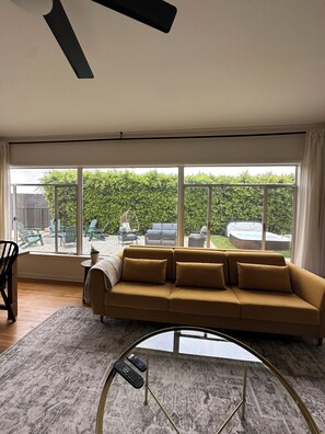 Living area - Hollywood Hills House with Pickle Ball Court & Mini Golf (Los Angeles)