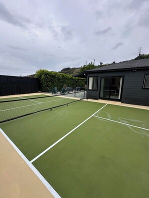 Sports court - Hollywood Hills House with Pickle Ball Court & Mini Golf (Los Angeles)