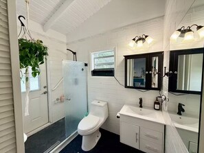 Een haardroger, handdoeken, zeep, shampoo