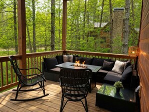 Outdoor dining - 3-bedroom modern cabin in Murphy with cozy mountain vibes (Murphy)