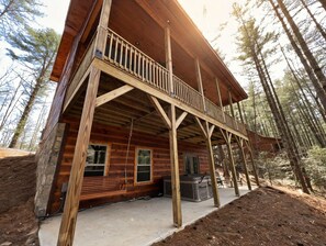 Terrace/patio - 3-bedroom modern cabin in Murphy with cozy mountain vibes (Murphy)