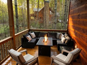 Property grounds - 3-bedroom modern cabin in Murphy with cozy mountain vibes (Murphy)