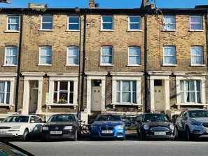 A row of terraced houses with cars parked in front. - Camberwell Flat London (London)