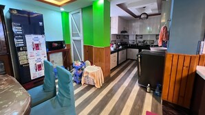 Căn hộ tiện nghi đơn giản, ban công, quang cảnh thành phố | Khu vực ăn uống tại phòng