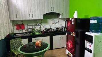 Deluxe Room, Balcony, City View | In-room dining