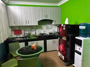 Deluxe Room, Balcony, City View | In-room dining