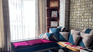 Căn hộ tiện nghi đơn giản, ban công, quang cảnh thành phố | Khu phòng khách | TV màn hình phẳng, đầu đĩa DVD 