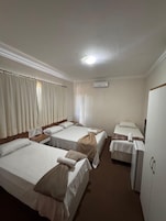Habitación cuádruple Confort | Tabla de planchar con plancha y wifi gratis