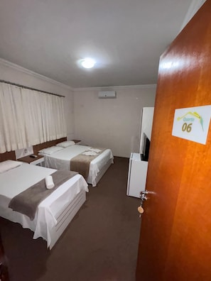 Habitación cuádruple Confort | Tabla de planchar con plancha y wifi gratis