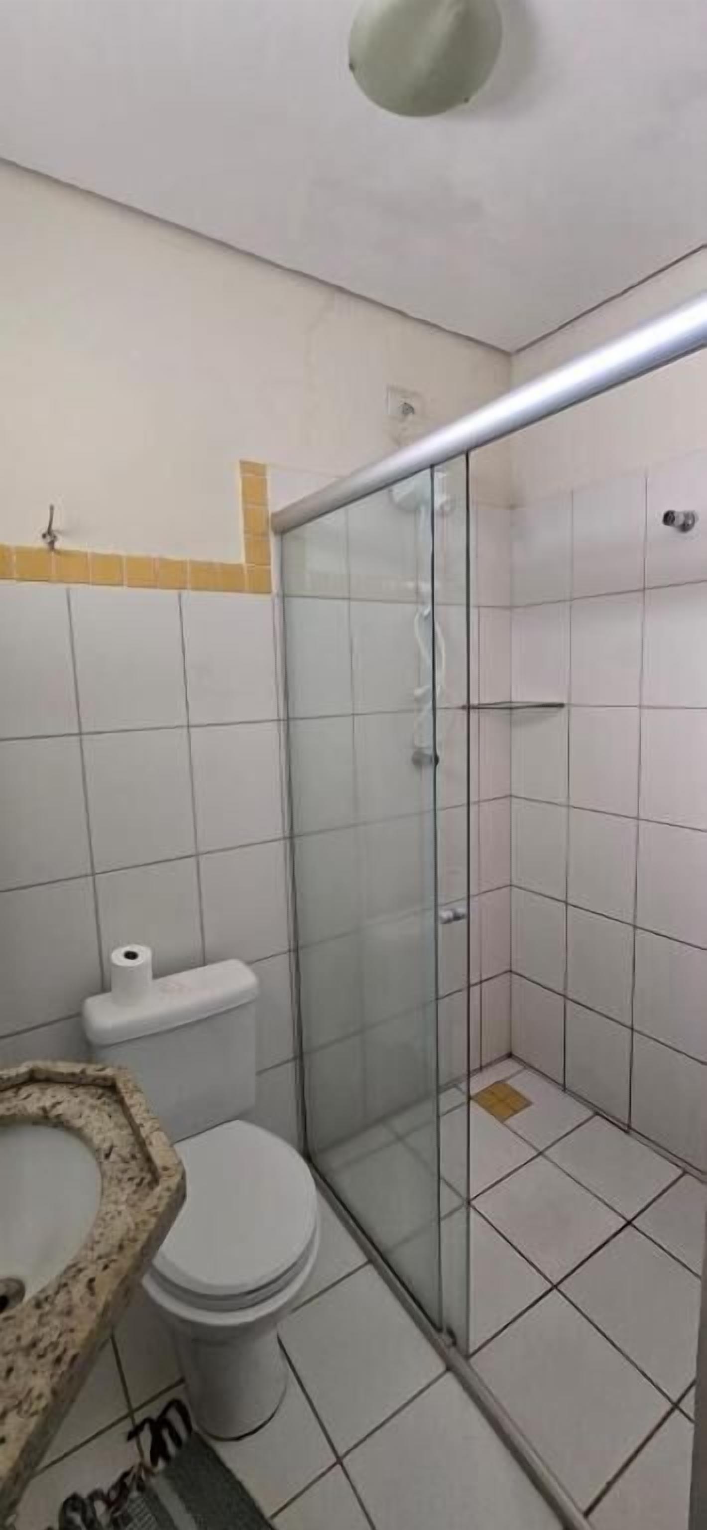 Quarto, 2 camas de solteiro | Banheiro | Chuveiro, toalhas de banho, papel higiênico 