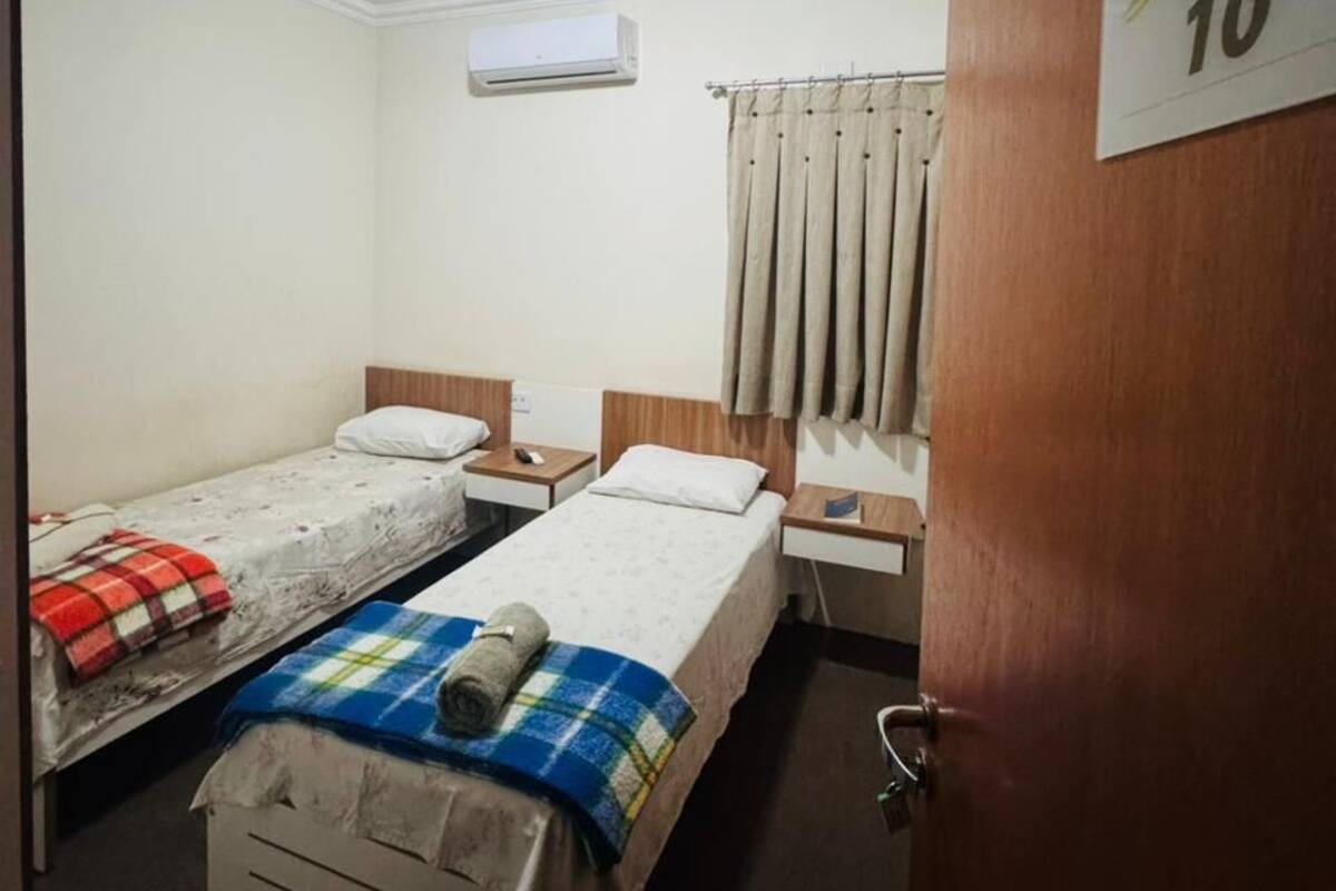 Habitación, 2 camas individuales | Tabla de planchar con plancha y wifi gratis