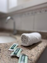 Ducha, toallas, papel higiénico