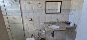 Room, 2 Twin Beds | Bathroom | Shower, towels, toilet paper - HOTEL NORTE SUL (Campo Grande)