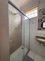 Basic Room | Bathroom | Shower, towels, toilet paper