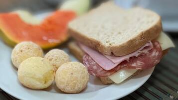 Café da manhã com buffet grátis todos os dias