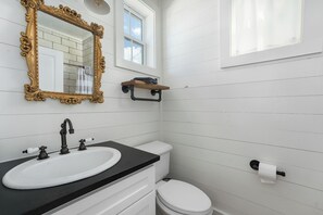 Bathroom - Row Home - Standard Cabin J (Dripping Springs)