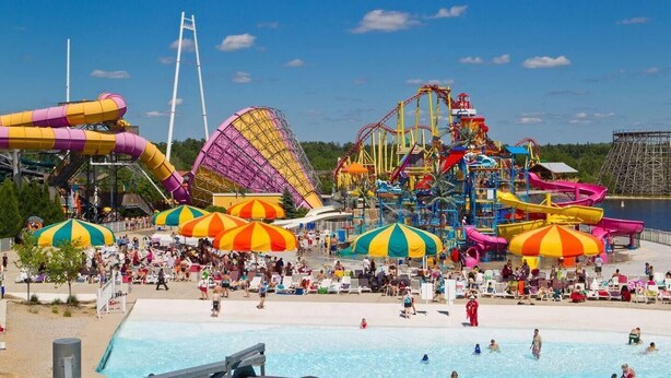 Ein Wasserpark mit verschiedenen Attraktionen und einem Schwimmbeckenbereich.