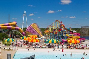 Ein Wasserpark mit verschiedenen Attraktionen und einem Schwimmbeckenbereich.