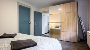2 bedrooms, iron/ironing board, WiFi, bed sheets