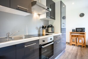 Frigorífico, microondas, horno y placa de cocina
