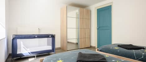 2 bedrooms, iron/ironing board, WiFi, bed sheets