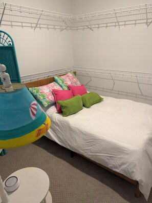 4 bedrooms, free WiFi, bed sheets, wheelchair access