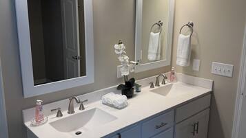 Dusche, Haartrockner, Handtücher, Toilettenpapier