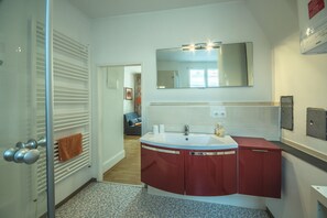 Shower, hair dryer, towels, soap - Haus Spiegel - Holiday apartment Mediterran 1 (Lindau (Bodensee))