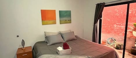 3 habitaciones, tabla de planchar con plancha, wifi y ropa de cama