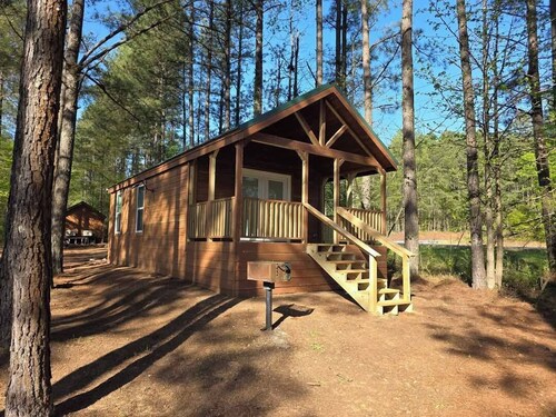 Cozy 1-bedroom cabin at offroad park in Bremen with AC comfort