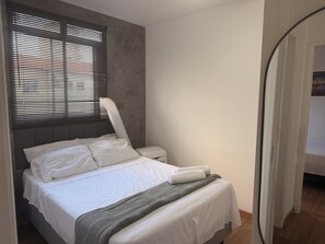 2 chambres, bureau, fer et planche à repasser, lit parapluie