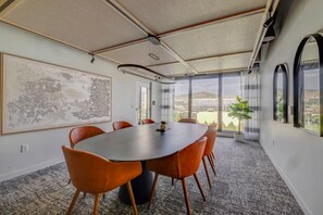 Dining - Luxury Downtown Studio Fully Stocked w Gym and Parking (Salt Lake City)