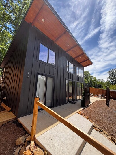 Cozy 2-bedroom bungalow in beautiful Royal Pines with AC