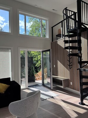 Interior - Cozy 2-bedroom bungalow in beautiful Royal Pines with AC (Royal Pines)