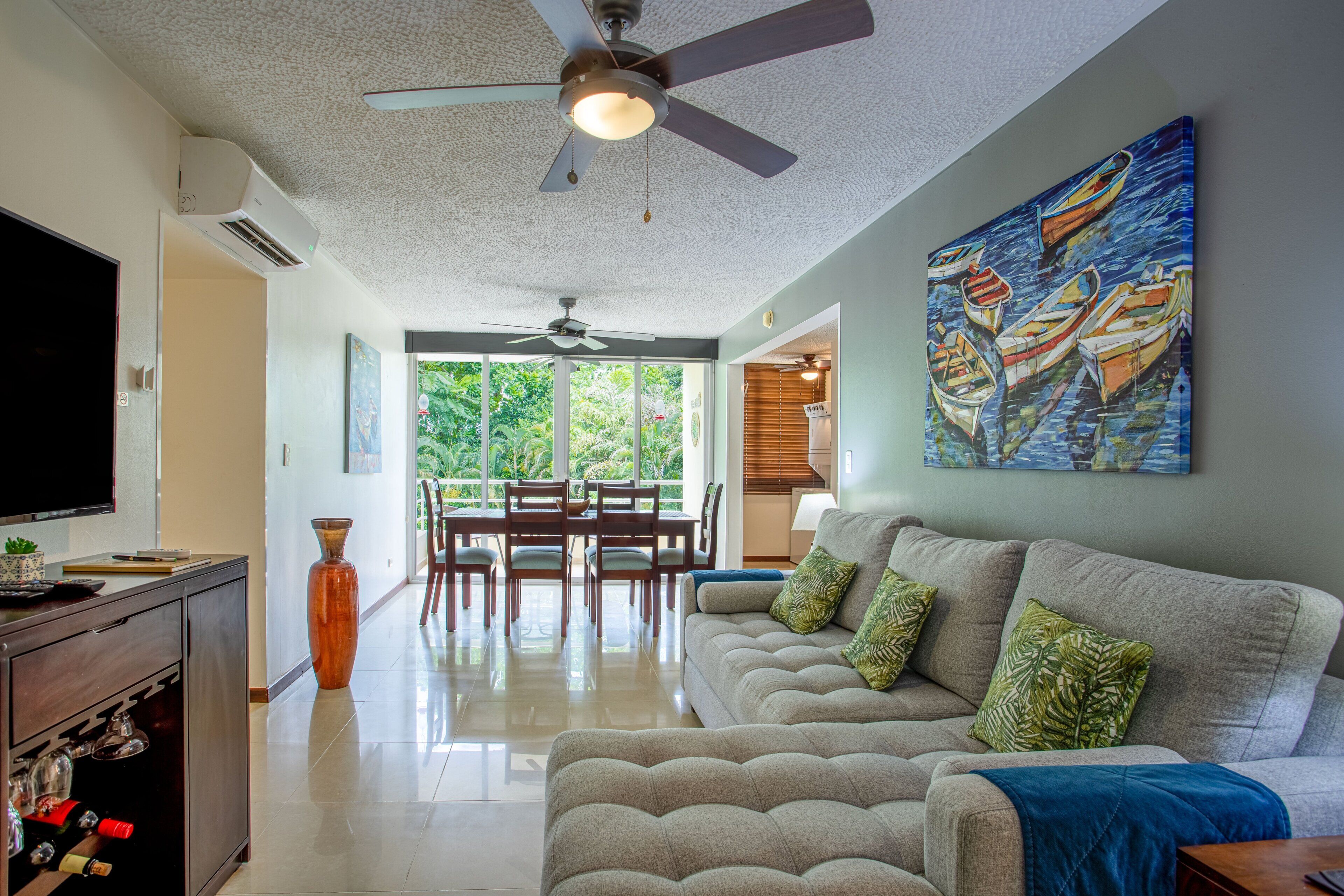Departamento, varias camas, vista al jardín (Costa Linda 8-11) | Área de sala de estar