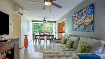 Departamento, varias camas, vista al jardín (Costa Linda 8-11) | Área de sala de estar