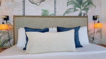 3 habitaciones y tabla de planchar con plancha