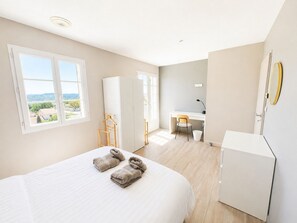4 bedrooms, iron/ironing board, travel cot, free WiFi - Villa Marguerite - Family home with swimming pool (Mirabel)