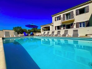 Outdoor pool - Villa Marguerite - Family home with swimming pool (Mirabel)